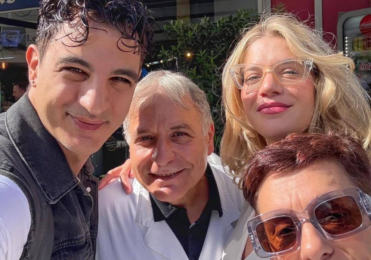 Τζένη Θεωνά: Το άλμπουμ από το μαιευτήριο, οι τρυφερές πρώτες φωτογραφίες του γιου της και η special ανθοδέσμη που πήρε