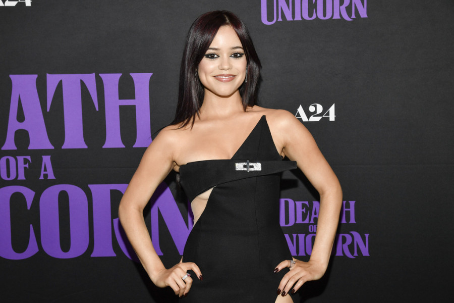 Το "Unicorn Blood" χρώμα μαλλιών της Jenna Ortega είναι απόλυτα vampy