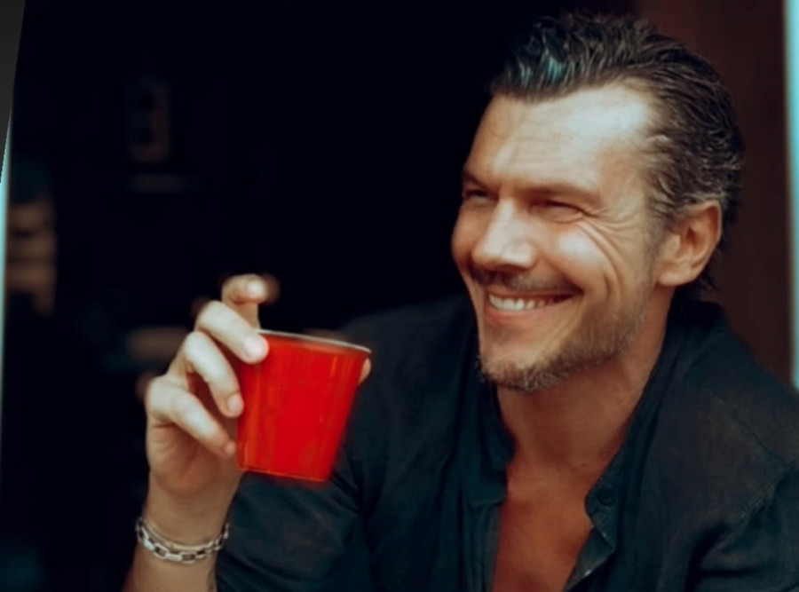 Ιωάννης Παπαζήσης: «Πριν από το παιδί, αν ήμουν σε κατάσταση τρέλας, μπορεί να έπινα ένα μπουκάλι ουίσκι»