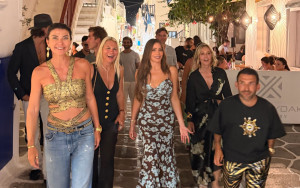 Sofia Vergara: Μέρες και νύχτες στη Μύκονο με καλή παρέα και άπαιχτο γαλακτομπούρεκο