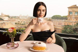 Ένα μέλος «κλειδί» του καστ του Emily in Paris δεν επιστρέφει για την 5η σεζόν