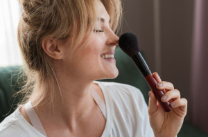 Μακιγιάζ μετά τα 50: Αυτός είναι ο χειρότερος τρόπος να εφαρμόσετε ρουζ