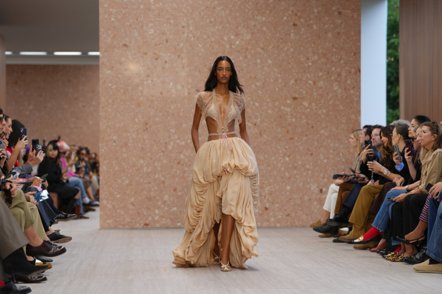 Chloé SS27: Ρομαντική δαντέλα, sexy διαφάνειες και μια απρόσμενη ανατροπή στο boho