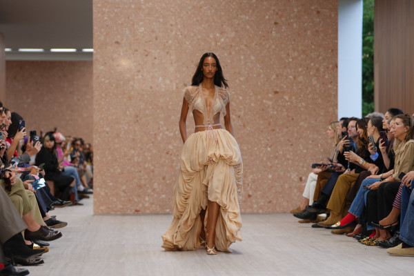 Chloé SS27: Ρομαντική δαντέλα, sexy διαφάνειες και μια απρόσμενη ανατροπή στο boho
