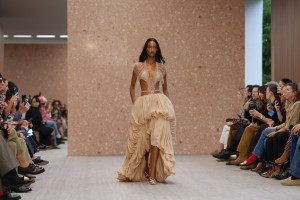 Chloé SS27: Ρομαντική δαντέλα, sexy διαφάνειες και μια απρόσμενη ανατροπή στο boho
