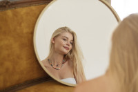 Vanity Time: Το BeautyTok θέλει να επαναφέρει τον «χρόνο μπροστά στον καθρέφτη»