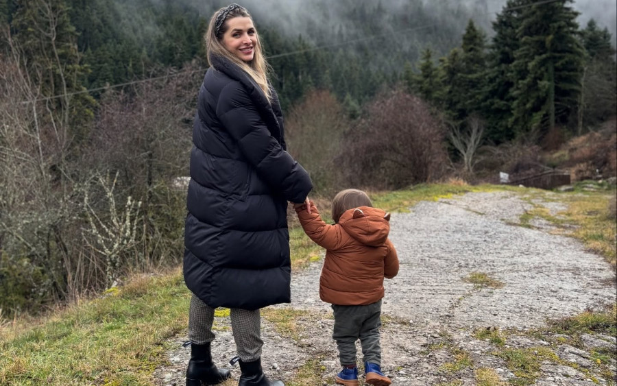 Βασιλική Τρουφάκου: Πήρε τα βουνά για τα Χριστούγεννα και έπαθε την πλάκα της με μια γίδα βραστή