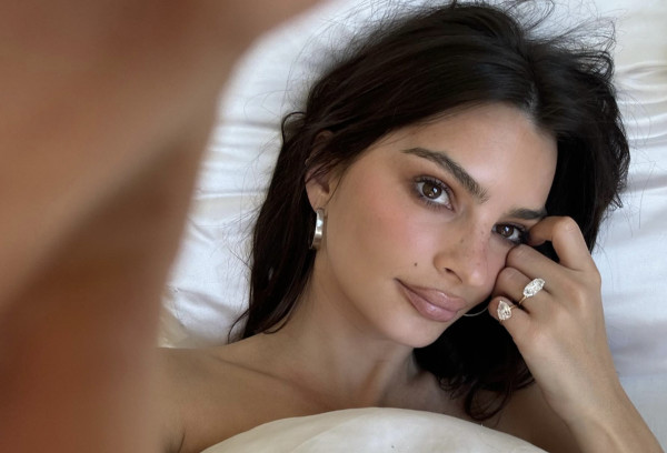 Τι είναι το «Pinky Ring», η τάση στα κοσμήματα που βλέπουμε παντού αυτό το καλοκαίρι;