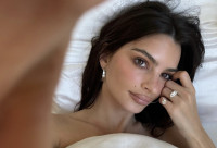 Τι είναι το «Pinky Ring», η τάση στα κοσμήματα που βλέπουμε παντού αυτό το καλοκαίρι;