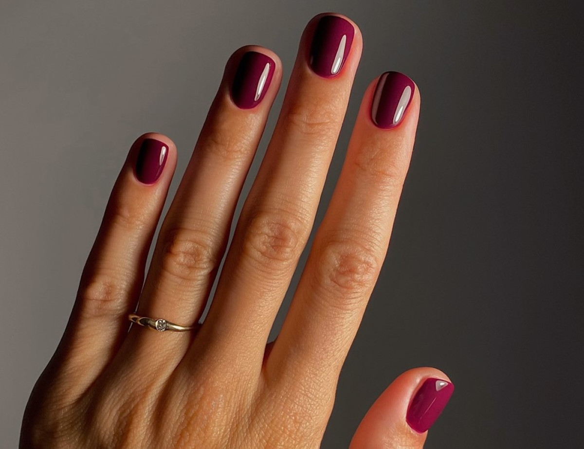 Το «frosted raspberry» μανικιούρ είναι αυτό που θα φοράμε όλο τον χειμώνα