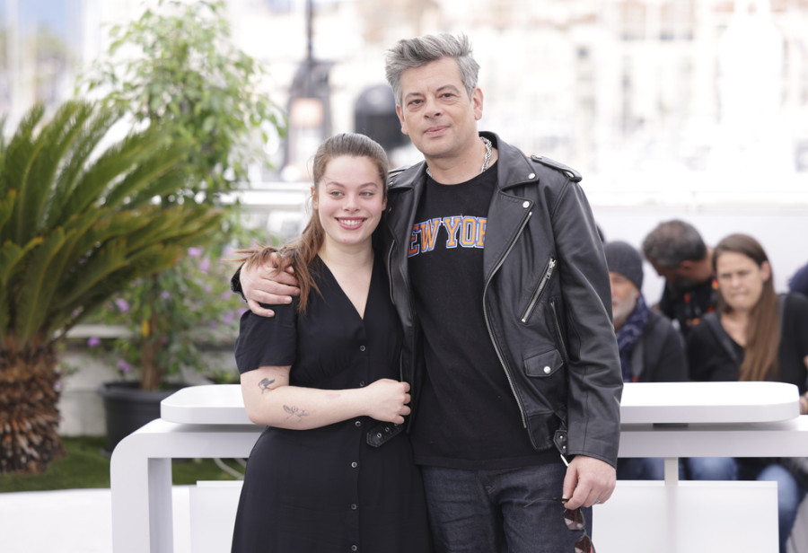 Ποια είναι η Anna Biolay, η κόρη του Benjamin Biolay και της Chiara Mastroianni;