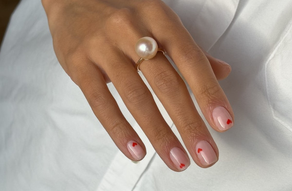 Αυτό το μανικιούρ σε σχήμα καρδιάς, απίστευτα εύκολο να γίνει, κάνει θραύση για την Ημέρα του Αγίου Βαλεντίνου