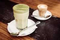 Η συνταγή για ένα (dirty) pistachio latte που θα σας ζεστάνει αυτόν τον χειμώνα