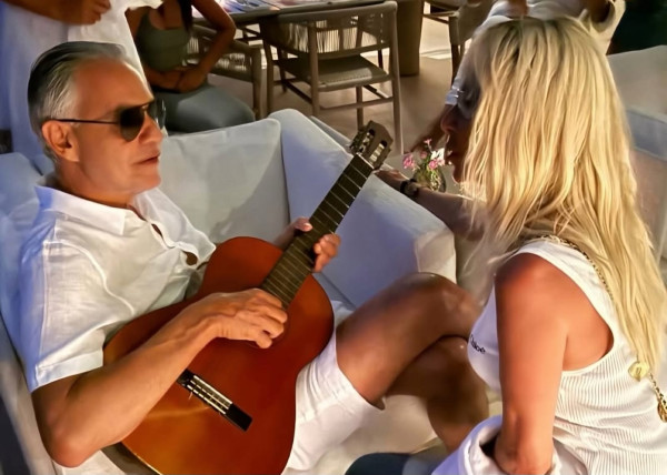 Ο Andrea Bocelli παίζει με την κιθάρα του και η Άννα Βίσση γονατίζει να τον απολαύσει