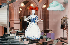 Ένα φόρεμα...show stopper στη βιτρίνα του Selfridges σαν να ζωντάνεψε το Cartoon της Χιονάτης