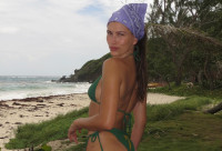 Χρυσαφένιο δέρμα, vibrant mani και old-school μπαντάνα: Η Hailey Bieber παρατείνει το καλοκαίρι μέσα στο φθινόπωρο