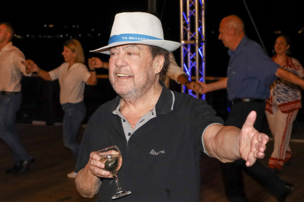 Γιάννης Πάριος: «Αν είχα κόρη θα υπέφερε, γιατί θα ήμουν ο πιο ερωτευμένος άντρας του κόσμου μαζί της και θα την ταλαιπωρούσα»