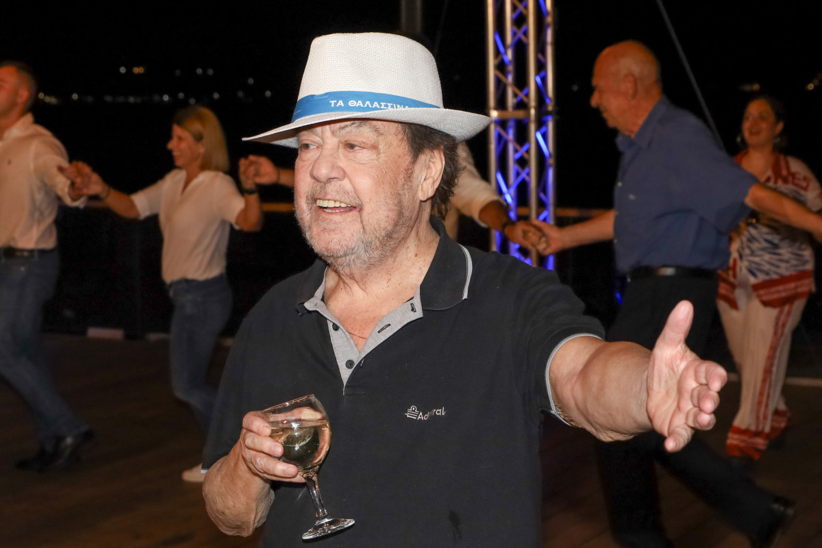 Γιάννης Πάριος: «Αν είχα κόρη θα υπέφερε, γιατί θα ήμουν ο πιο ερωτευμένος άντρας του κόσμου μαζί της και θα την ταλαιπωρούσα»
