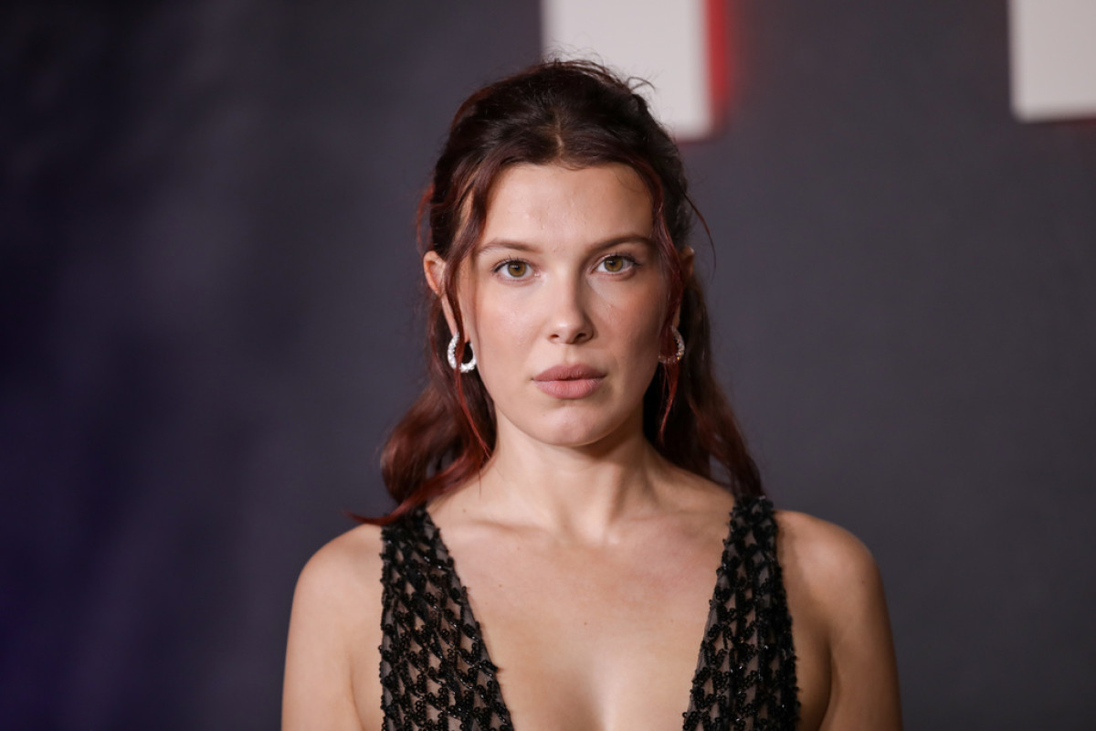 Η Millie Bobby Brown φόρεσε το αγαπημένο παντελόνι κάθε millennial