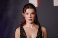 Η Millie Bobby Brown φόρεσε το αγαπημένο παντελόνι κάθε millennial