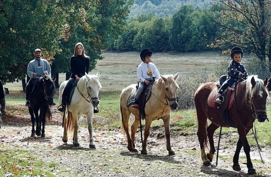 Γιολάντα Καλογεροπούλου-Σταύρος Σβήγκος: Με τα παιδιά τους και το γατί τους εκδρομή στη φύση