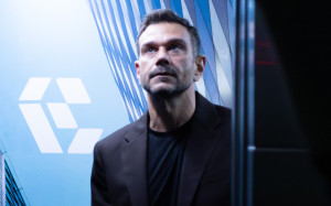 Μια νύχτα μόνο: Ο Σταύρος εκμεταλλεύεται την απόσταση μεταξύ Οδυσσέα και Αρετής