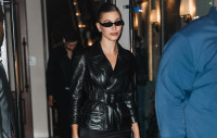 Δεν θα δεις ποτέ πιο κομψό κότσο από της Hailey Bieber όταν είναι σε business mode