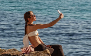 Πόσες selfie αντέχει να βγάλει κάθε ζώδιο πριν μπει στη θάλασσα; Η απάντηση είναι πιο αστεία απ' όσο φαντάζεσαι