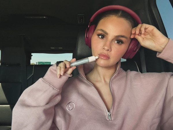 Κάντο όπως η Selena Gomez, τόλμησε ένα μαύρο και glossy μανικιούρ