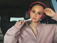 Κάντο όπως η Selena Gomez, τόλμησε ένα μαύρο και glossy μανικιούρ