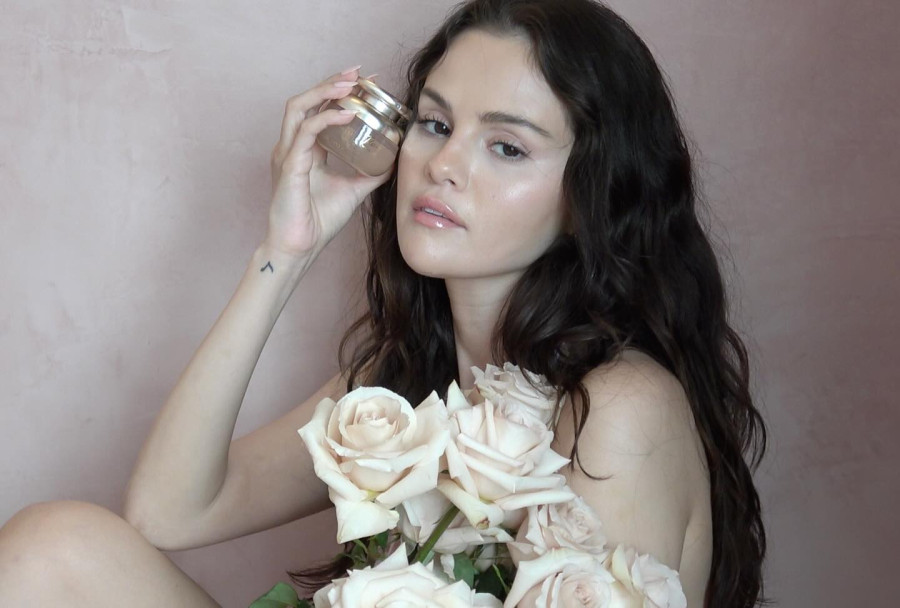 Selena Gomez: Οι ρομαντικές κυματιστές ανάλαφρες μπούκλες της είναι οτι πρέπει για date night (και θυμίζουν bridal look)