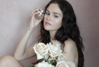 Selena Gomez: Οι ρομαντικές κυματιστές ανάλαφρες μπούκλες της είναι οτι πρέπει για date night (και θυμίζουν bridal look)