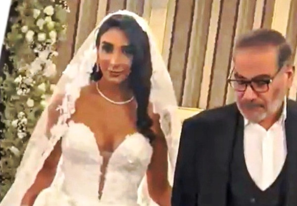 Σάλος στο Ιράν: Στις άλλες γυναίκες επιβάλλει χιτζάμπ, την κόρη του την άφησε να φορέσει στράπλες νυφικό