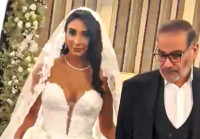 Σάλος στο Ιράν: Στις άλλες γυναίκες επιβάλλει χιτζάμπ, την κόρη του την άφησε να φορέσει στράπλες νυφικό