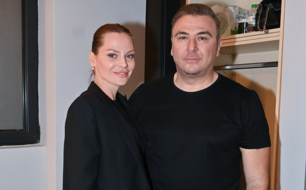 Η τρυφερή στιγμή που η Υβόννη Μπόσνιακ προσπαθεί να καλύψει τον Αντώνη Ρέμο με την ομπρέλα (Αποκλειστικό βίντεο)