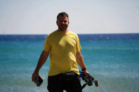 Happy Traveller: Λίγες μέρες πριν από τον Δεκαπενταύγουστο, ο Ευτύχης και η Ηλέκτρα ταξιδεύουν στην Τήνο