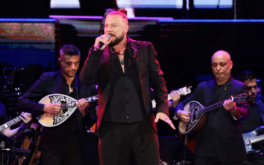 Χρήστος Δάντης: Έσπασε το χέρι του και θα χειρουργηθεί. Ακυρώνονται οι εμφανίσεις του