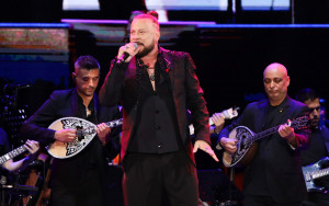 Χρήστος Δάντης: Έσπασε το χέρι του και θα χειρουργηθεί. Ακυρώνονται οι εμφανίσεις του