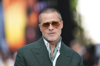 Μπραντ Πιτ: Έφτασε στην Ύδρα, άρχισε γυρίσματα και προξενεί φρενίτιδα στις εκπομπές που τον κυνηγούν για ένα πλάνο