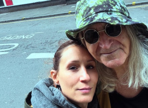 Νίκος Καρβέλας: Τραγουδά στον γιο του το νέο του τραγούδι και εκείνος σολάρει μαζί του στο πιάνο