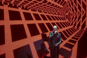 «Ισχύει η πληροφορία ότι ετοιμάζω ντοκιμαντέρ για την ζωή του Νότη Σφακιανάκη»