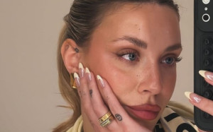 Γαρυφαλιά Καληφώνη: Υπέκυψε στην πιο chic τάση για mani. Γαλλικό με butter yellow