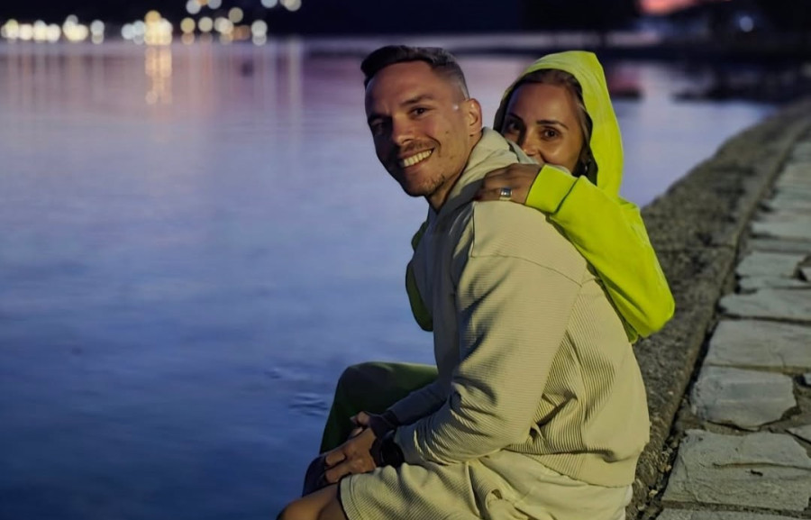 «Έλιωσε» ο Λευτέρης Πετρούνιας με την υποδοχή που του ετοίμασαν οι κόρες του!