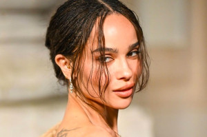 Οι απαλές ανταύγειες της Zoë Kravitz είναι ό,τι πιο τέλειο για την άνοιξη