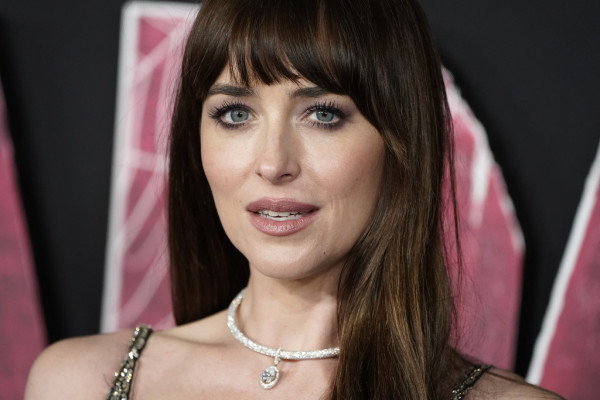 Η Dakota Johnson ξεκινάει το single girl summer της με ένα μικροσκοπικό λευκό μπικίνι