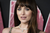 Η Dakota Johnson ξεκινάει το single girl summer της με ένα μικροσκοπικό λευκό μπικίνι