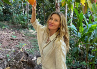 Gisele: Γενέθλια με δύο τούρτες - Μια για εκείνη και την αδερφή της, μια για την νεκρή μητέρα της