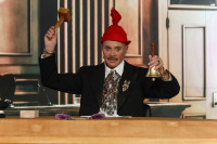 Ο Λάκης Γαβαλάς δίκασε (κυριολεκτικά) στυλιστικά τη showbiz! Ποιες κυρίες κρίθηκαν αθώες, ποιες καταδικάστηκαν και ποια πήρε... αναστολή;