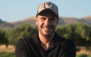 Άκης Πετρετζίκης: Ο τρολ τρόπος που...έχωσε τον γιο του να πλύνει τη μηχανή