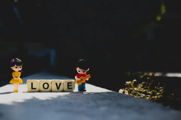 Slow Love: Το αντι-Tinder ρεύμα στις σχέσεις ή αλλιώς όπως έλεγε κι ο Πόπωτας...μπροστά, πίσω...